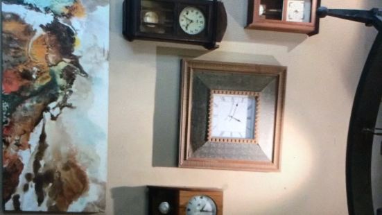 一个很文艺的地方，很小清新的感觉，外墙都是被刷成了黄色，门前