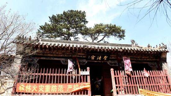 老爷岭建有上下两院，上院有出巡殿、武圣殿、三清殿，附近山势险