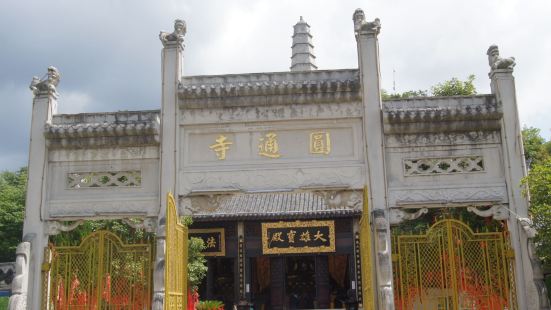 这座寺院始建于元代，它位于安顺市中心西秀山脚下，现存的规模不