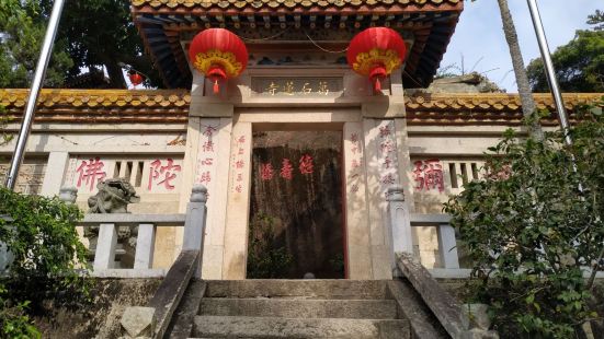 万石莲寺位于福建省厦门市东郊狮山半腰中，传闻始建于唐，后历经