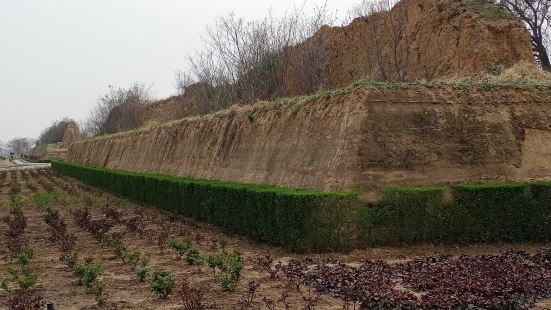 京襄城一個過於遙遠的歷史建築，現在地上只預留了一段夯土城牆遺