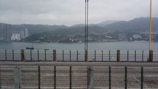 青马大桥是连接香港青衣岛和马湾岛之间的一个重要的大桥，从香港
