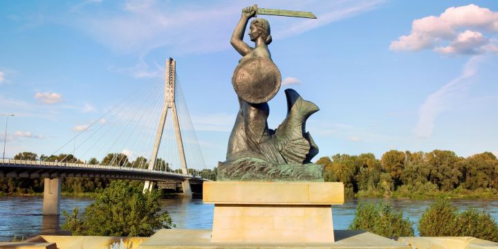 Памятник русалке на реке Висла