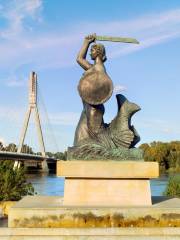 Памятник русалке на реке Висла