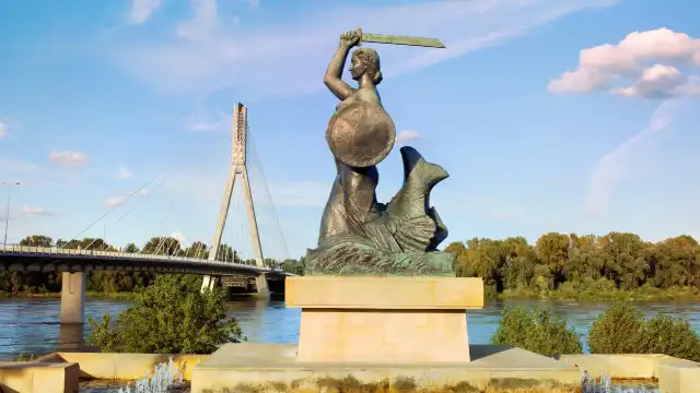 Памятник русалке на реке Висла