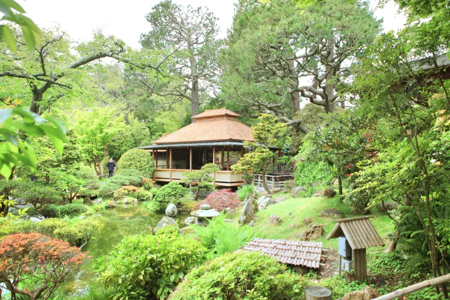 アール・バーンズ・ミラー日本庭園