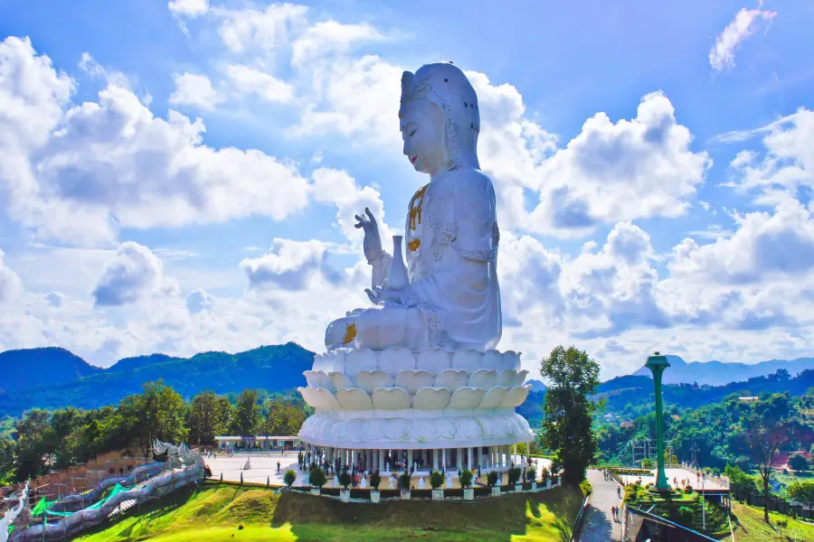 Wat Huay Pla Kang: Goddess of Mercy Chiang Rai