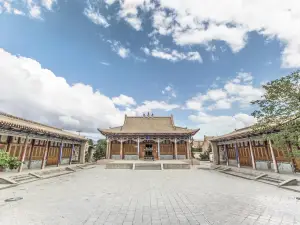 Guide Confucious' Temple and Yuhuang Pavilion