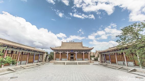 Guide Confucious' Temple and Yuhuang Pavilion