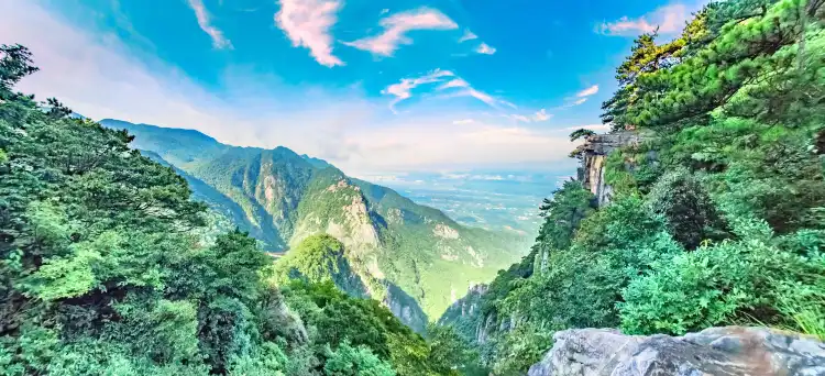 Hotels near Longshou Cliff