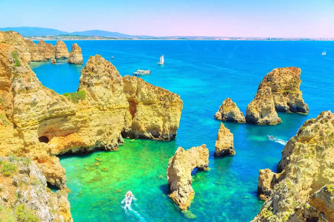 Hotels near Ponta da Piedade Lighthouse