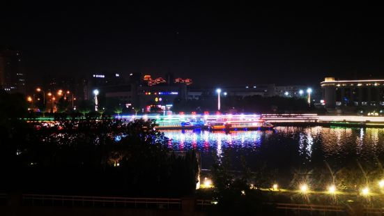 天津的夜晚热闹而繁华，特别是海河两岸的滨海步道啊，走起来非常