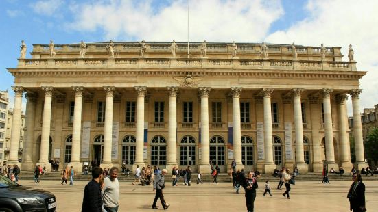 波爾多大劇院是法國著名的歌劇院，它的地位僅次於巴黎歌劇院。劇
