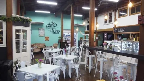 Harbour Street Collective Cafe in 오아마루