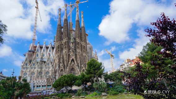 巴塞隆納聖家族大教堂+聖心聖殿+蒂比達博山+哥特區一日遊