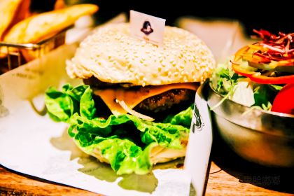 DOLPHIN Sports Bar & Grill