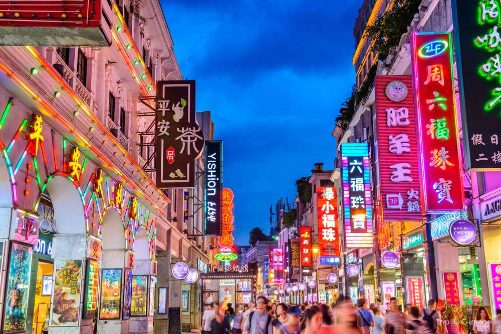 3. 🏮 Traditional Vibes at Shangxiajiu Pedestrian Street
