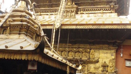 黄金庙是三层屋顶建筑，整个寺庙都饰以金色阳光下有着令人不敢直
