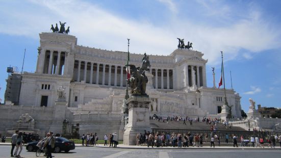 威尼斯广场位于罗马市中心的圆形广场。这个广场的正面是绰号叫&