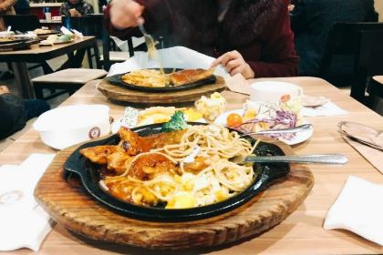 Shengshijingdianniupai·oushangcanyin (baolongchengshiguangchang)