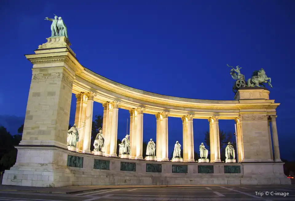 4_Heroes' Square