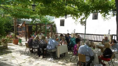 Hoots Bistro in Karavas