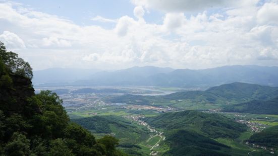 桓龙湖位于辽宁桓仁县城东北，是辽宁最大的人工湖和淡水鱼养殖基
