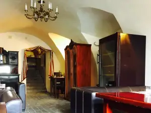 Moname Zamecka Restaurace