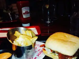 Red Robin America's Gourmet Burgers and Spirits