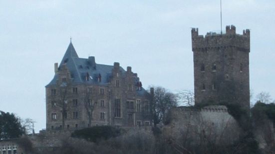 瑞恩河沿岸有許多城堡。但是這個堡壘是特別的。首先，幫你自己一