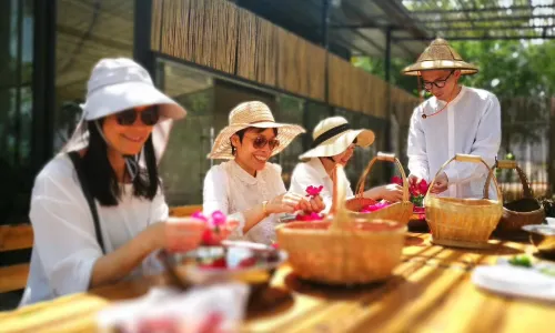 Flower Cake Making in Dali