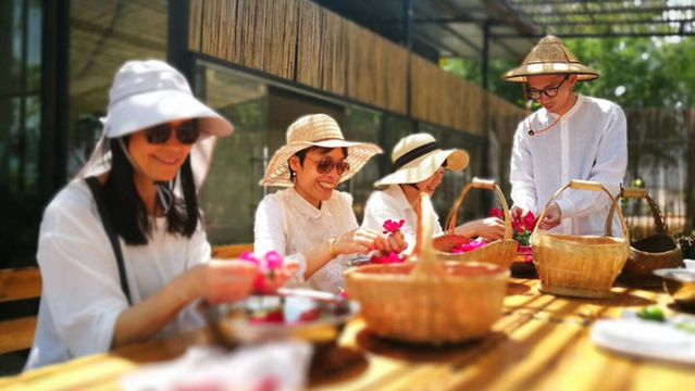 Flower Cake Making in Dali