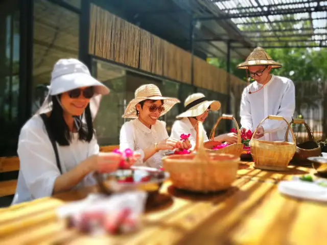 Flower Cake Making in Dali