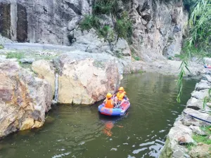 雁蕩山峽谷漂流