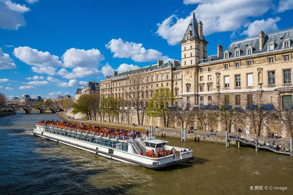 Hotels near Seine River Cruise
