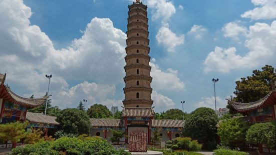 许昌文峰塔坐落于许昌塔文化博物馆院内，是一座楼格式砖塔，为兴