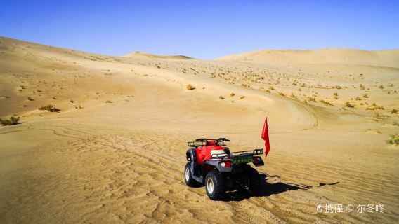 Offroad-Fahrt in der Wüste in Dunhuang