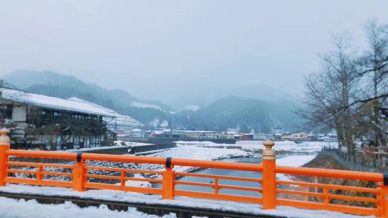 趁着大雪，翻山越岭深入日本中部岐阜县的深山老林 白色的飞雪和