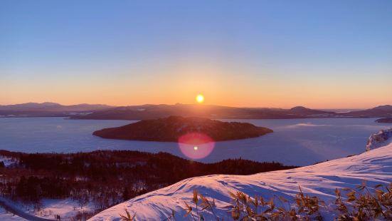 美幌峠是弟子屈的一个观景平台，站在最高处，可以把阿寒湖和屈斜