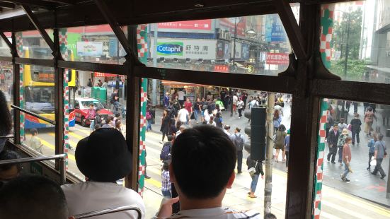 香港的叮叮车还得偶遇，我也搞不清它的具体线路。我们是坐反了车