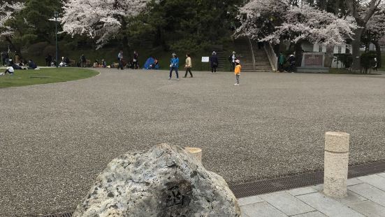 都是沒有門票的公園沒有五菱郭大，但花同樣美有兒童玩樂設施，有