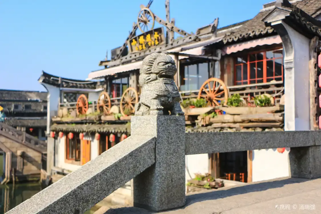 Hotels near Liren Harbor