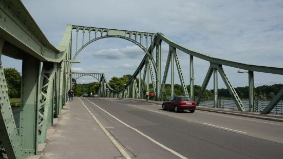 在德国旅游如果是自驾的话一般都要经过一座桥，就是格林尼克桥（