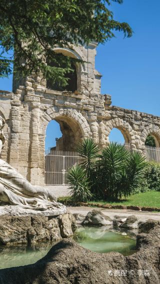 1-day tour to Abbey Notre-Dame de Sénanque + Saint-Trophime Primatial Catholic Church + Roman Theatre of Arles