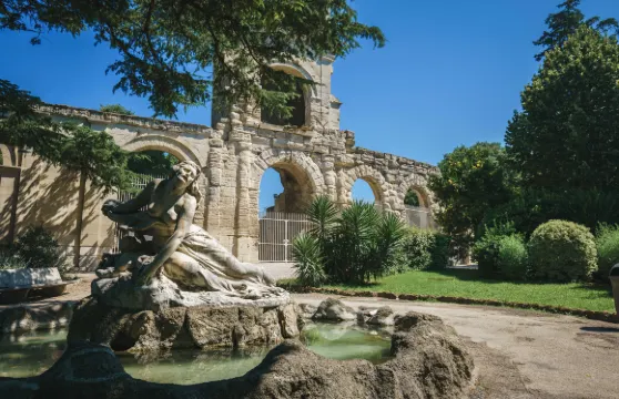 塞南克修道院+聖託菲姆教堂+阿爾勒羅馬劇院一日遊