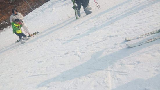 雪场不大，只有一个滑雪道。魔毯服务人员是几个小青年，态度很差