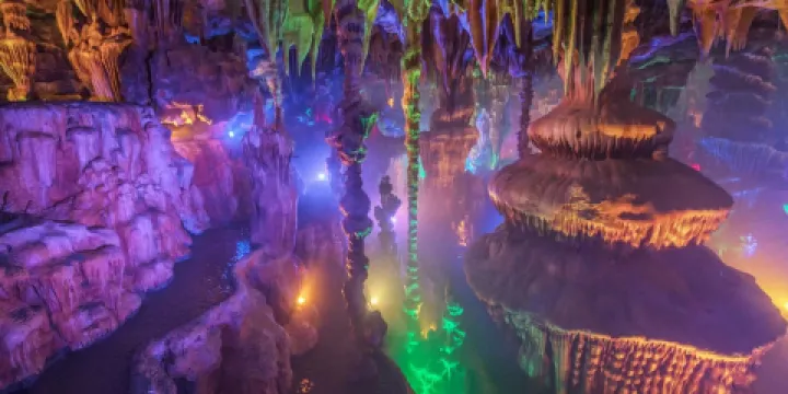 中華洞天旅遊景區熒光神塔