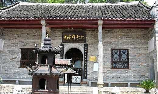 曾巩文化园是为纪念先贤曾巩而投资建设的南丰县地标性文化设施，