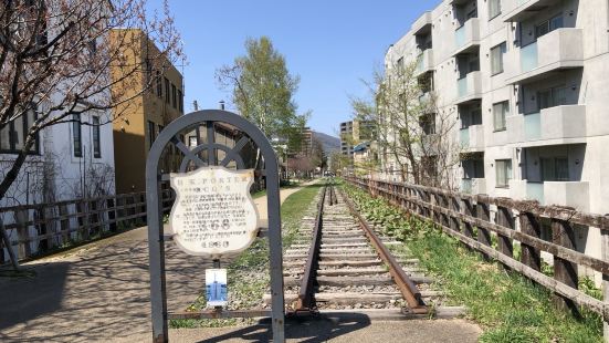 在往小樽運河方向去的路上遇到的一個公園，也就是手宮線鐵路的一