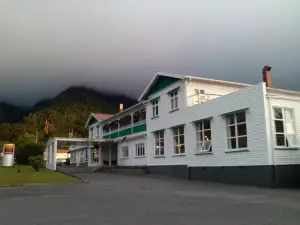 The White Pub Cafe & Bar